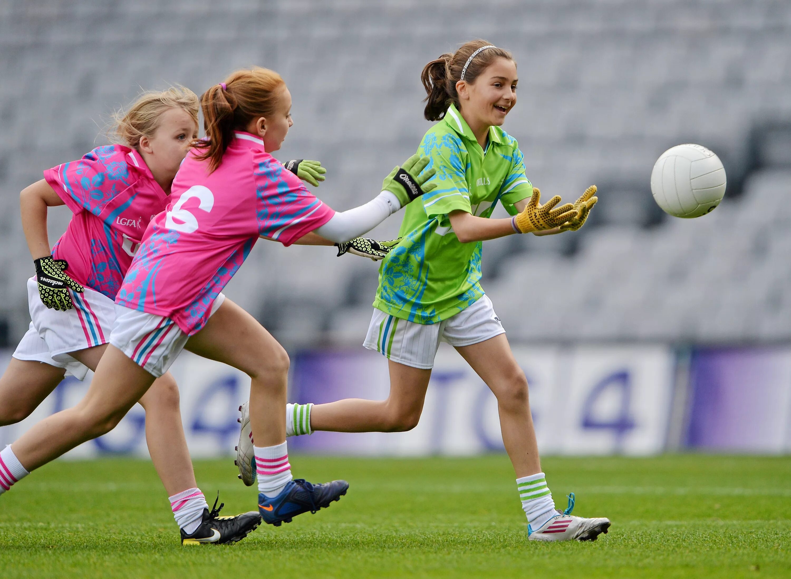 Йога для детей. Эмоции детей интерес. 4 сайт девочки. Диденсайт девочка. Милая маленькая девочка.