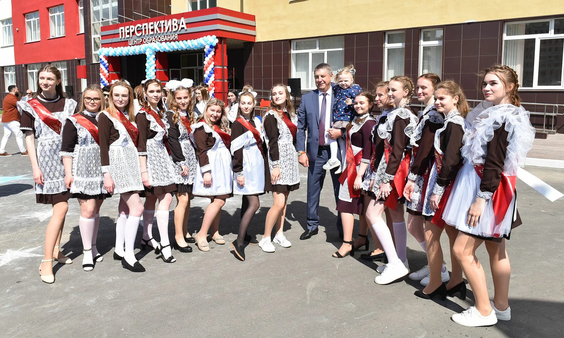 выпускники школа 4 брянск. богомаз и агафонова. хрустальный зал брянской администрации. брянск сегодня. медицинский сеченовский предуниверсарий брянской области.