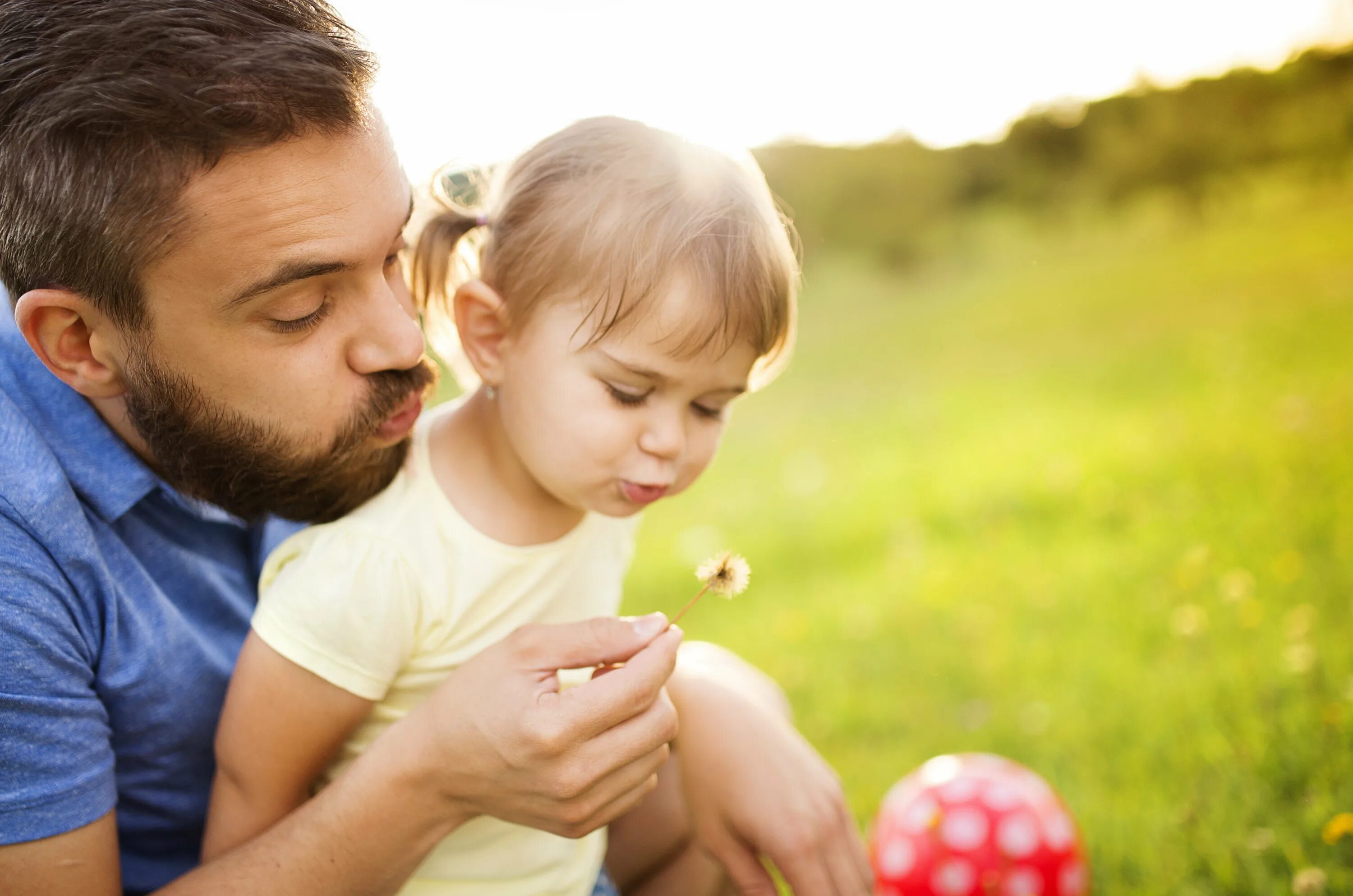 Dad likes playing. Детям о папе. Отцы и дети. С днем отца.