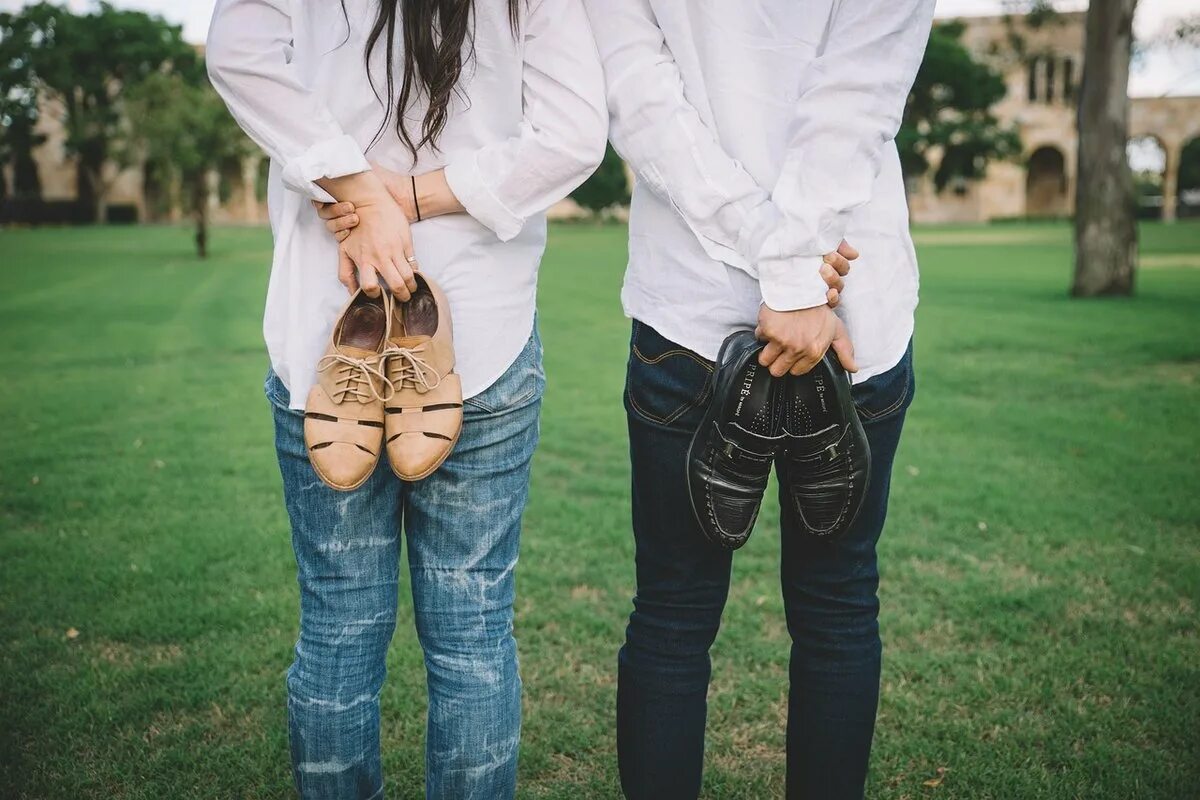 Пары ботинок. Семейная пара обувь. Разные пары обуви с девушкой. Фото пары обуви для пар.