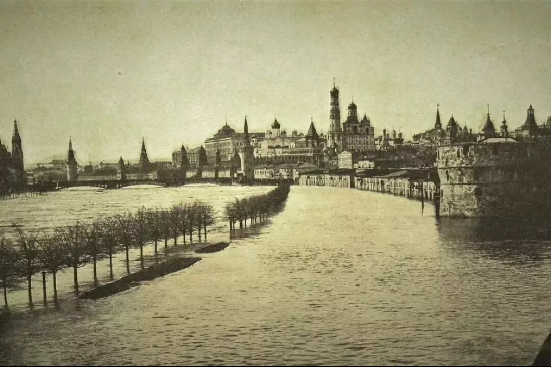 1908 г россия. Наводнение в Москве 1908. Наводнение 1908 года в Москве. Потоп в Москве 1908. Софийская набережная наводнение 1908 года.