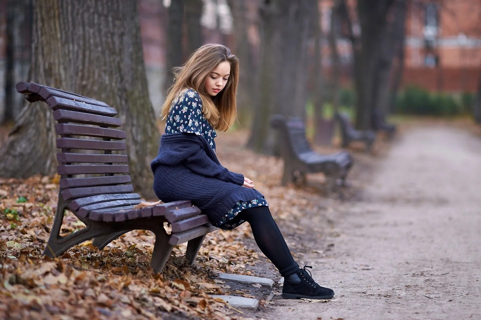 Девушка живет на улице. Девушка в парке. Осенняя фотосессия. Девушка на скамейке в парке. Фотосессия в парке.