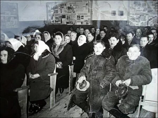 Собрание колхозов. Общеколхозное собрание 1930. собрание в колхозе. заседание колхоза. деревенский клуб ссср.