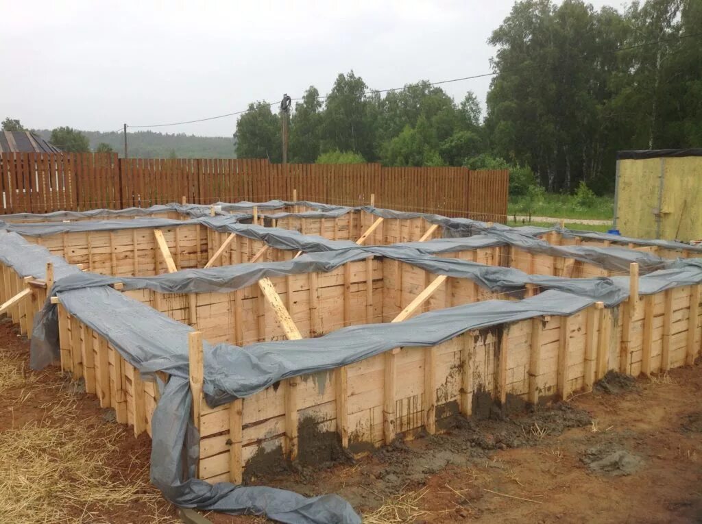 Цоколь монолит опалубка. Опалубка для фундамента. Что положить под дом. Что положить под дом. Что положить под дом.