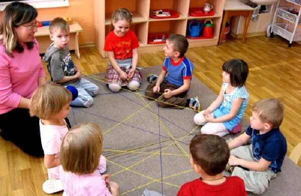Дети сидят в кругу. Дети сидят в детском саду. Дети сидят в кругу в детском саду. Дети в саду в кругу.