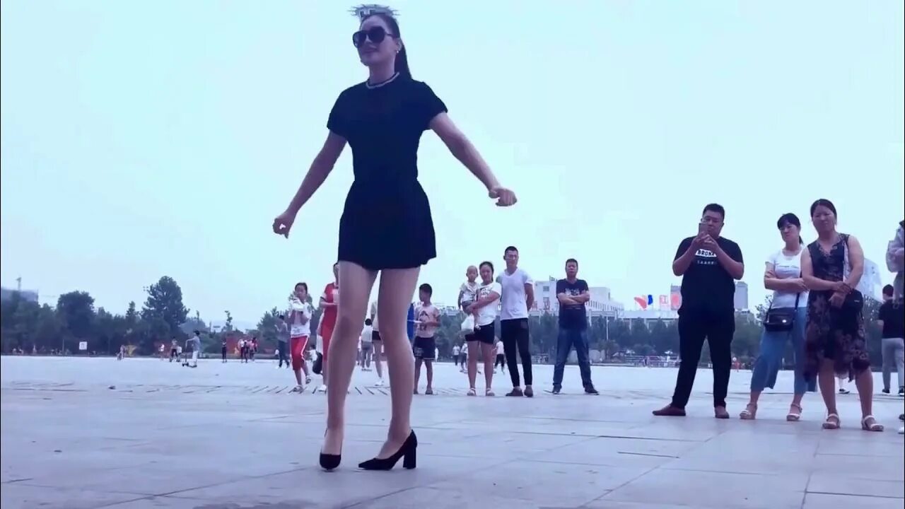 Китайская танцовщица цинцин. Цинцин танцовщица китайская. цинцин танцовщица шафл. шафл китаянка танец цинцин. девушка танцует на площади.