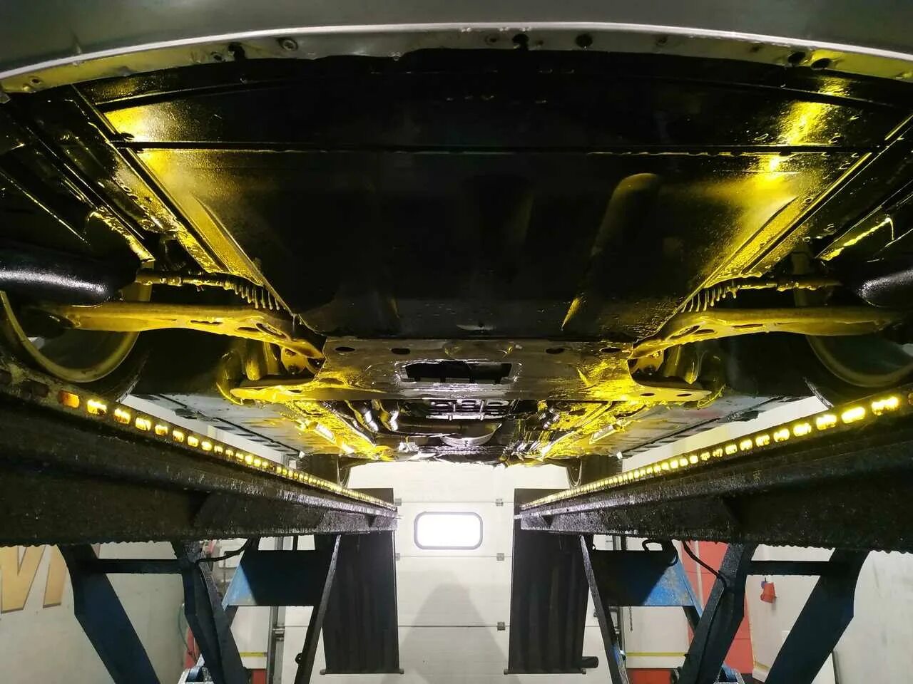Антикор днища автомобиля в новосибирске. Антикор днища автомобиля в новосибирске. Антикор днища. Камри xv50 ржавеет днище. Антикор днища автомобиля в новосибирске.