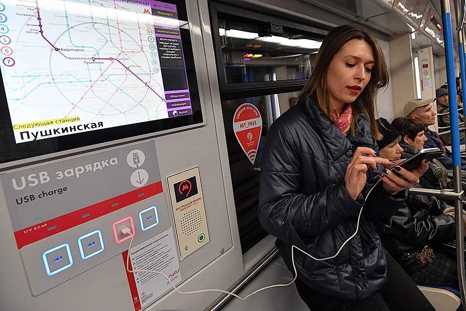 Включи на станции инстасамку. Зарядка для телефона в метро. Зарядка USB В метро. Зарядка в метро в вагоне. Зарядные станции для телефонов в метро.