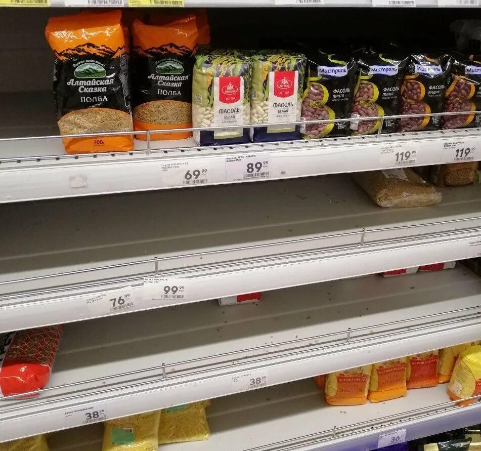 Пустые продукты. Полки магазина с продуктами. полка с пищевыми продуктами. пустые полки продукты. пустые полочки в магазине.