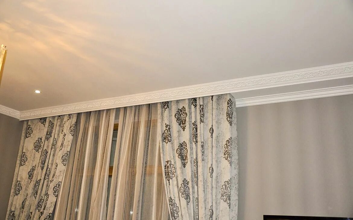 Потолочный карниз для натяжных потолков. Гардина потолочная. Потолочная гардина на натяжной потолок. Натяжные шторы. Шторы натяжной потолок потолочный.