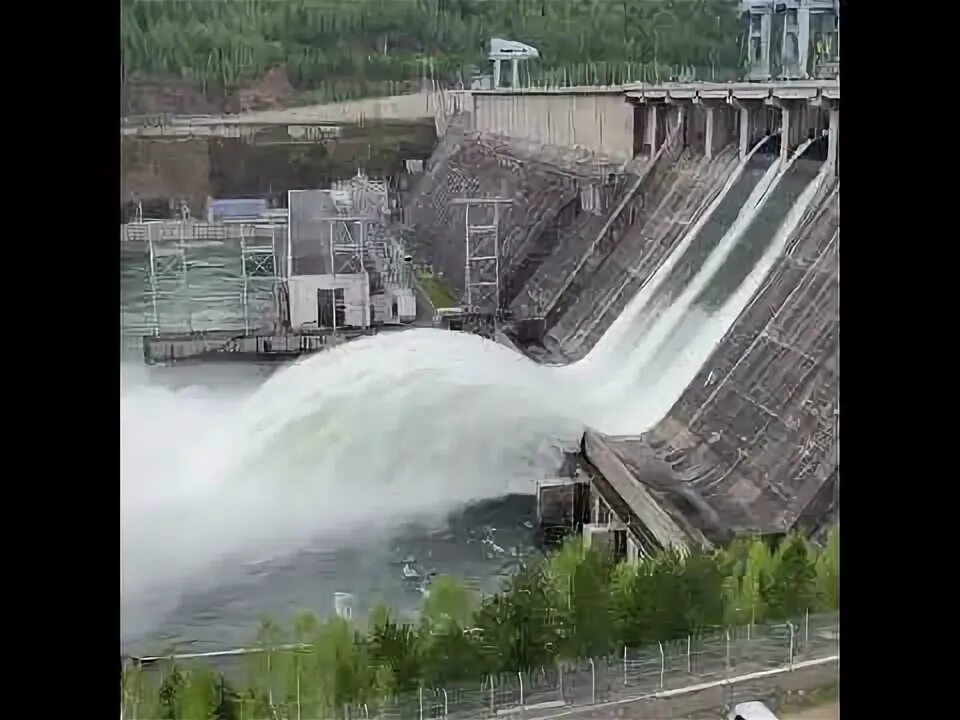 Сброс воды видео. Дивногорская ГЭС Красноярск. Платина Красноярск ГЭС. Красноярская ГЭС шлюз. Сброс ГЭС Красноярск.