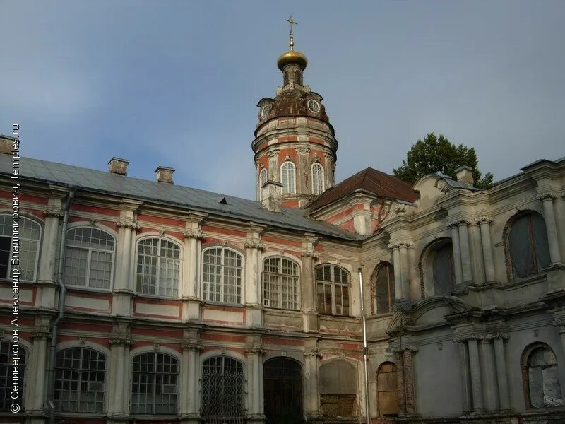 Александро невская лавра храм феодора новгородского. Федоровская церковь александро-невской лавры. Феодоровская церковь александро-невской лавры. Надвратная церковь александро-невской. Церковь феодора новгородского александро-невской лавры.
