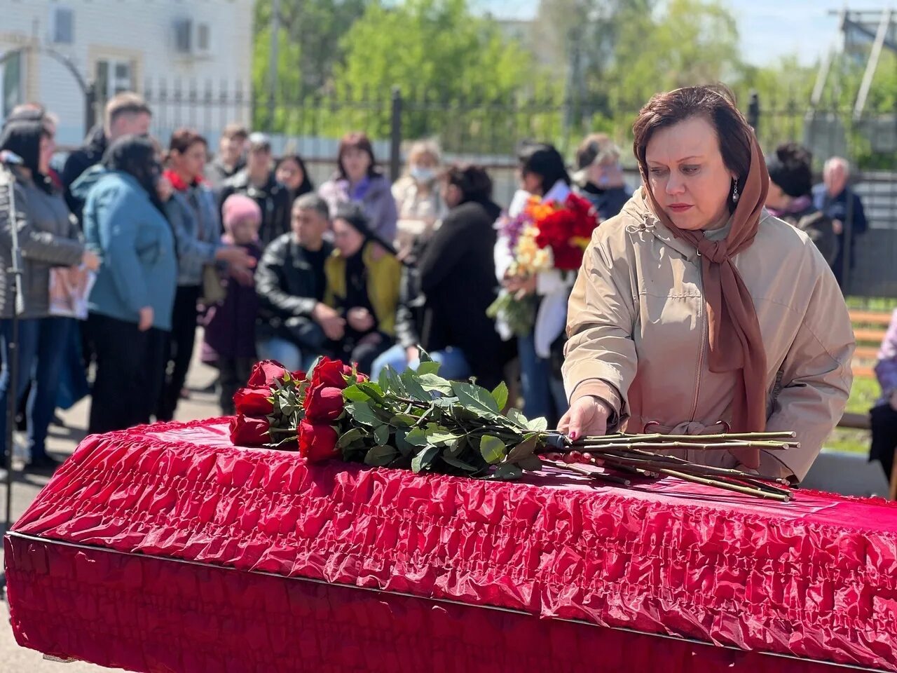 Маи прощание. Прощание с погибшим на Украине. Прощание фото.