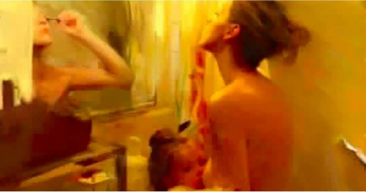 Сын подсматривает маму ванне. Подсмотренное в ванной комнате. Девочки и мальчики подглядывают. Голенькие перед родителями. Русские в душе.
