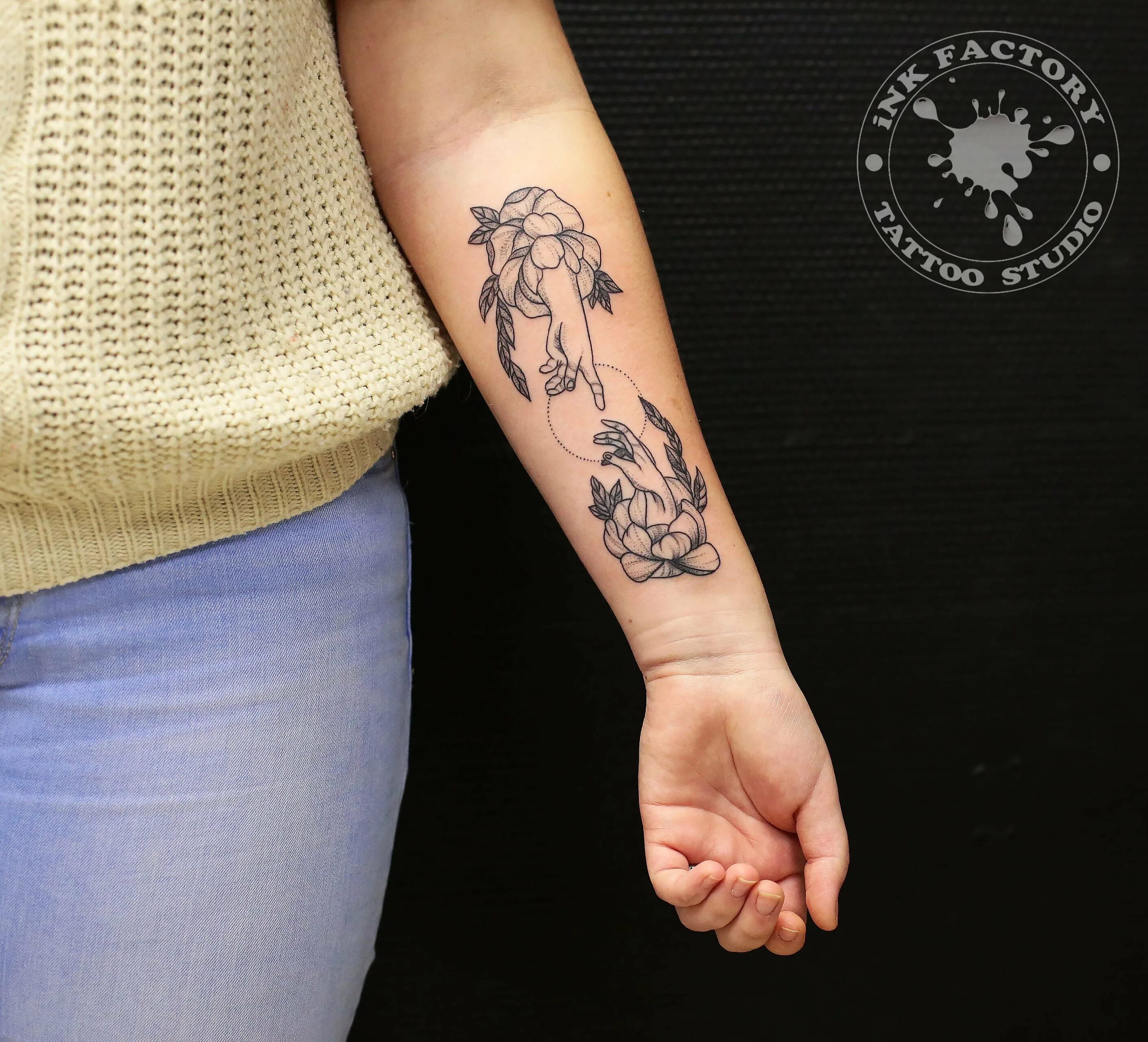 красивые тату на руке женские. рукав тату женский. тату узоры на руке для девушек. тату для девушек кона руке. тату на правую руку девушке.