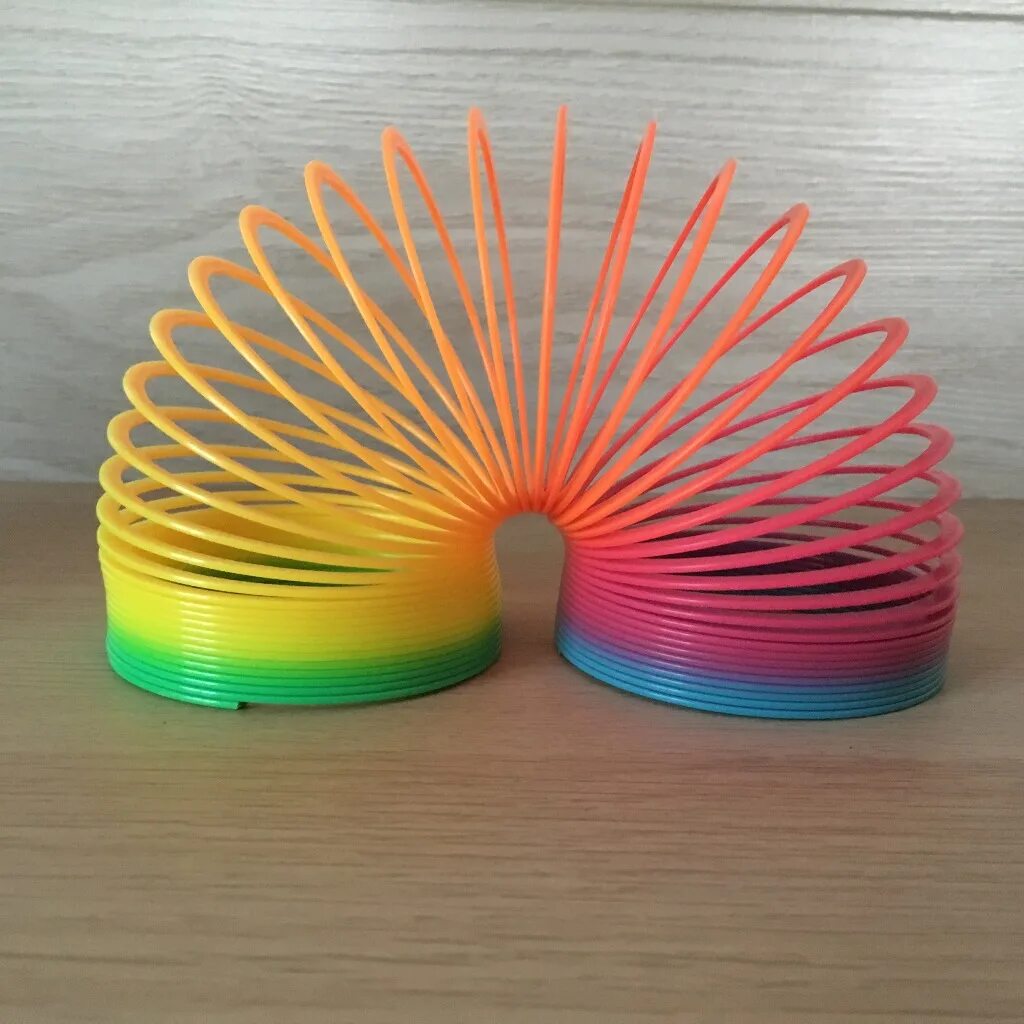 пружина радуга 90е. слинки пружинка 90е. разноцветная пружинка. пружинка слинки в 90х. игрушки 90х.