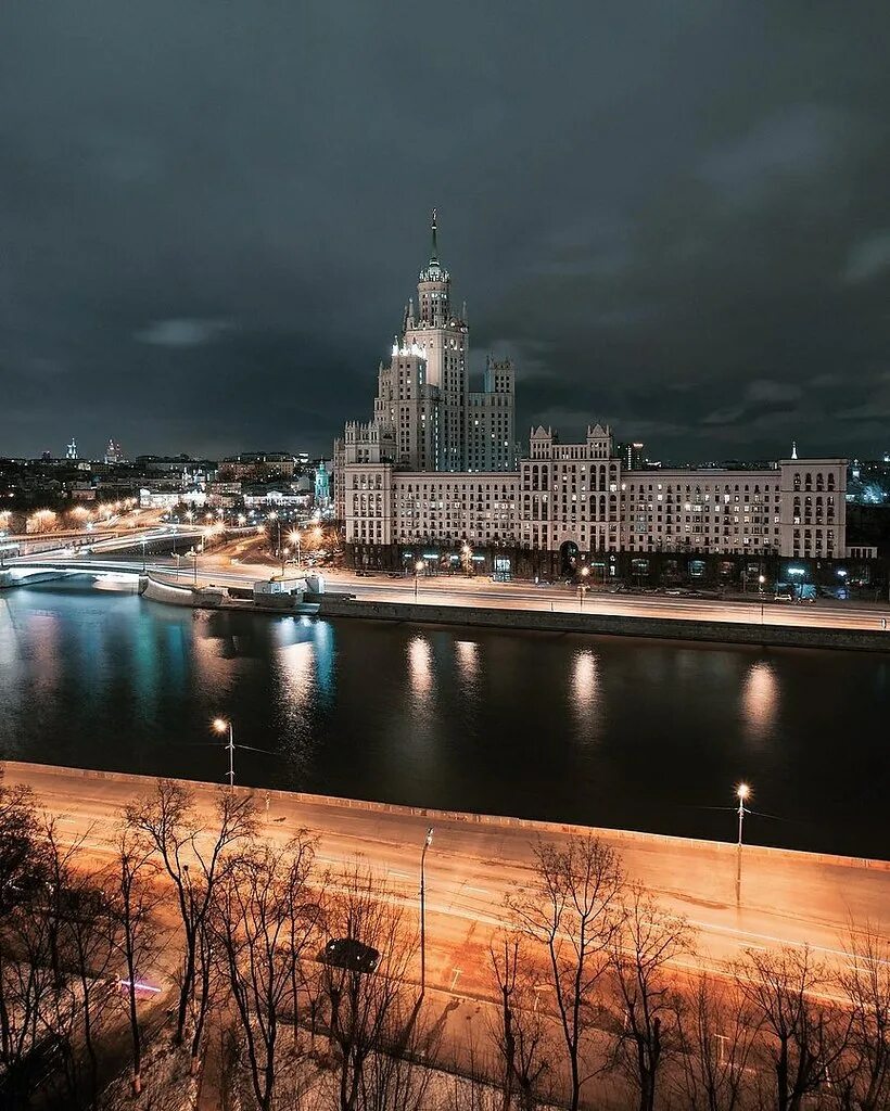 Фото наб. Высотка на Котельнической набережной. . Москва, Котельническая набережная 25с1. Котельническая набережная 2020. Высотка на Котельнической набережной вечером.