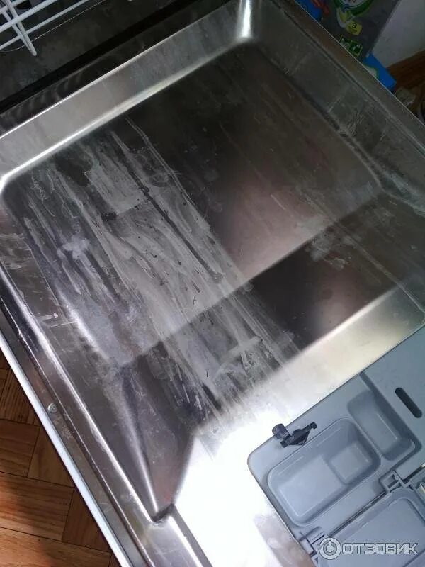 Снежинка на посудомойке. Разводы на дверце посудомоечной машины. Белый налет в посудомоечной машине. Белый налет на дверце посудомойки. Царапина в посудомойке.