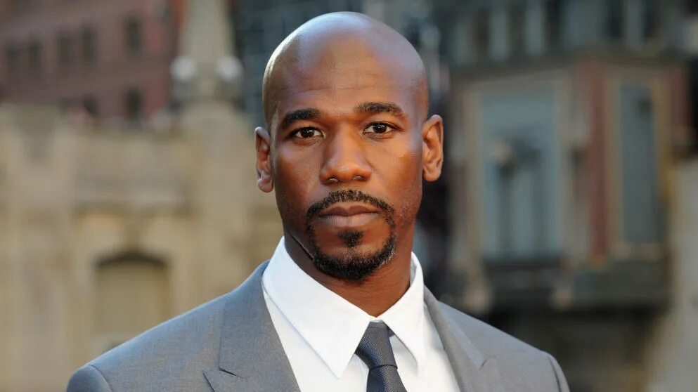 Берн горман с женой. Дуэйн джонсон и его двойник. Берн горман и никого не стало. Turn actors. Turn actors.