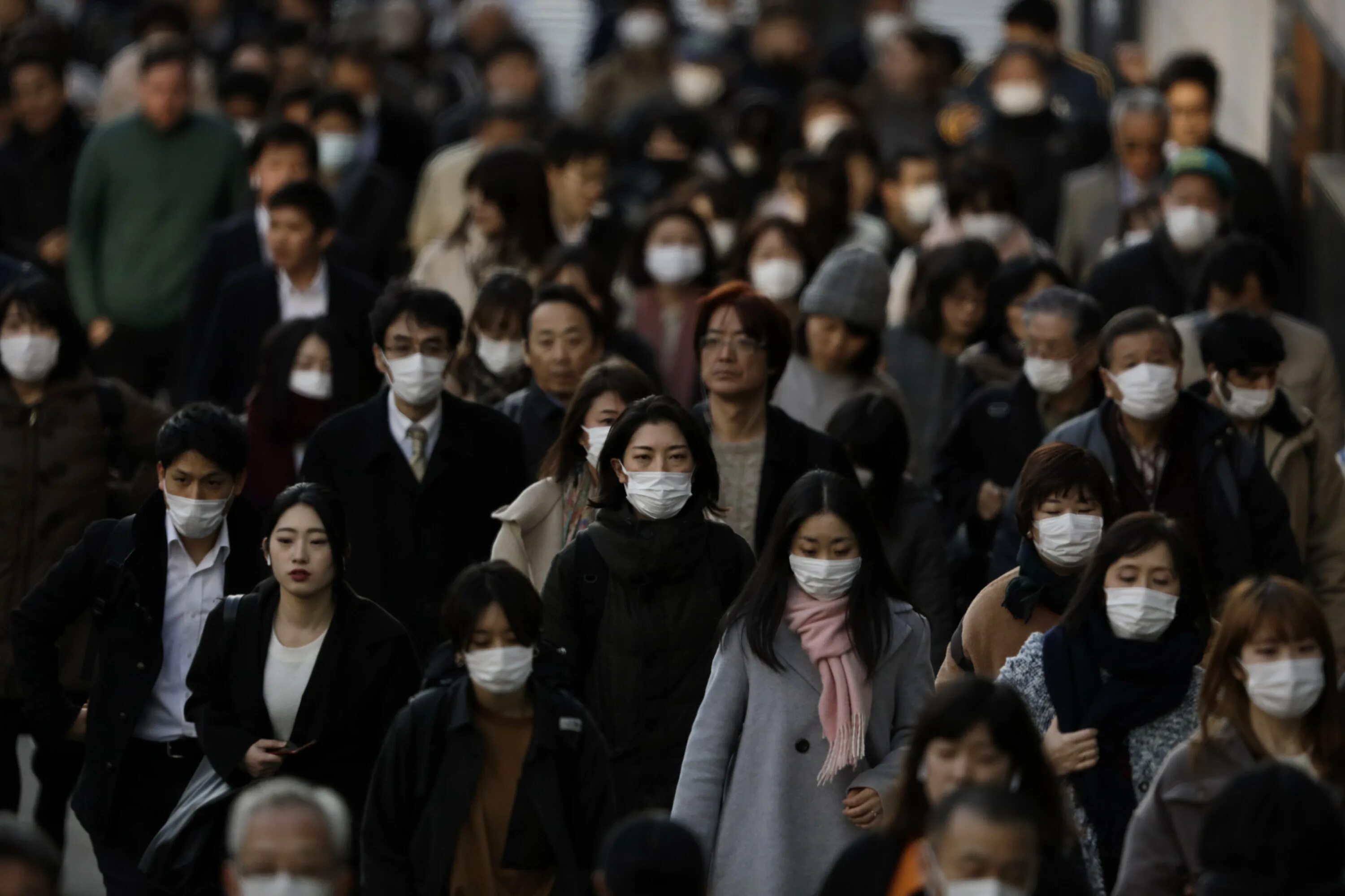Много людей заболело. Толпа людей в масках. Много людей в масках. Маска японца. Люди в масках в Китае.