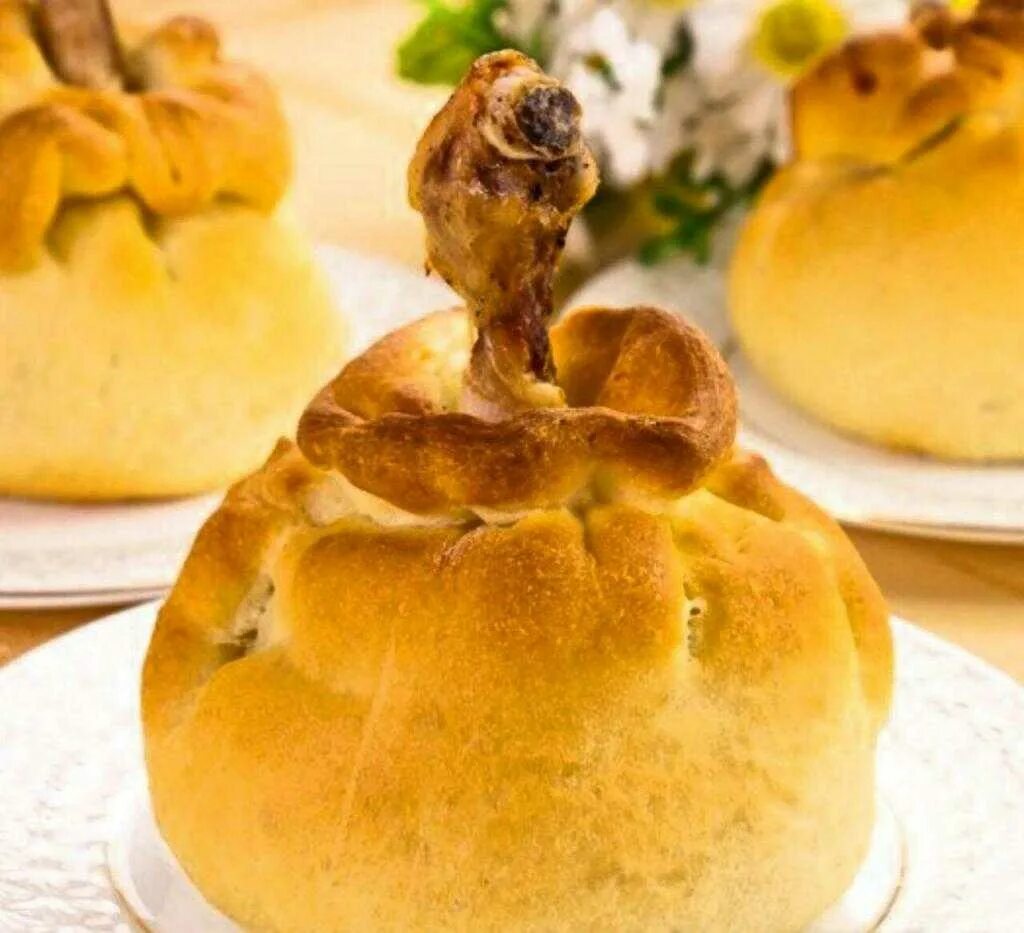 Курица с грибами в тесте в духовке. Куриные ножки в мешочке. куриная ножка в тесте. куриные голени в слоеном тесте. куриные ножки в слоеном тесте.