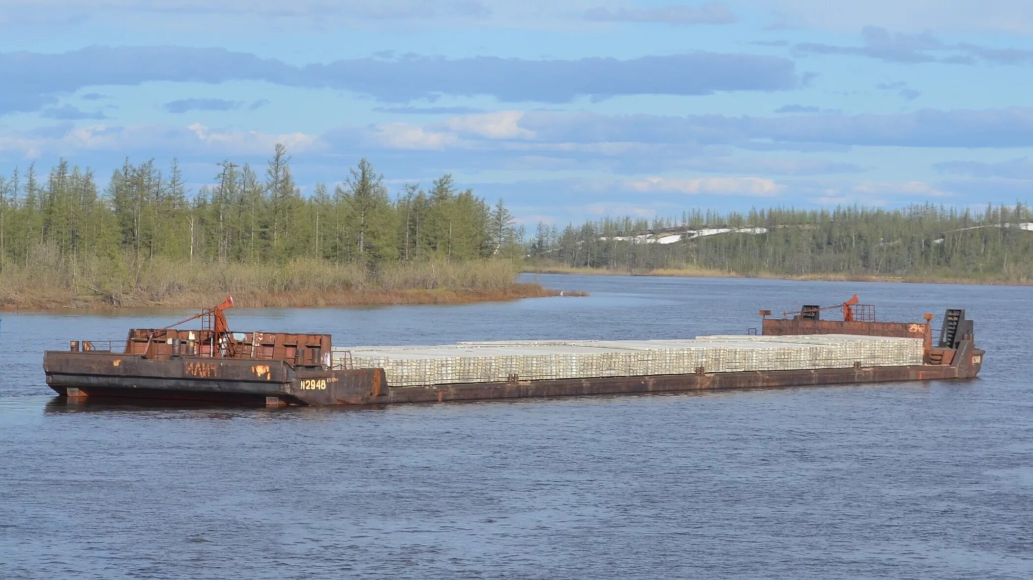 баржа для перевозки зерна. после разгрузки баржи её осадка в реке уменьшилась на 60. после разгрузки баржи ее осадка в реке. после разгрузки баржи её осадка в реке уменьшилась на 60. после разгрузки баржи ее осадка в реке.