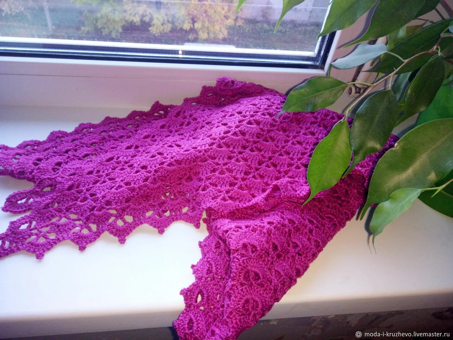 Схема шали крючком. Учительница закутанная в вязаную шаль. Шаль крючком листопад. Треугольный шарф спицами. Платок боярыня павлопосадский.