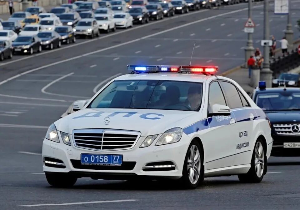 Мерседес w211 ДПС. Mercedes Benz w212 ДПС. Мерседес с200 с мигалкой. Мерседес е200 полиция. Материалы дпс