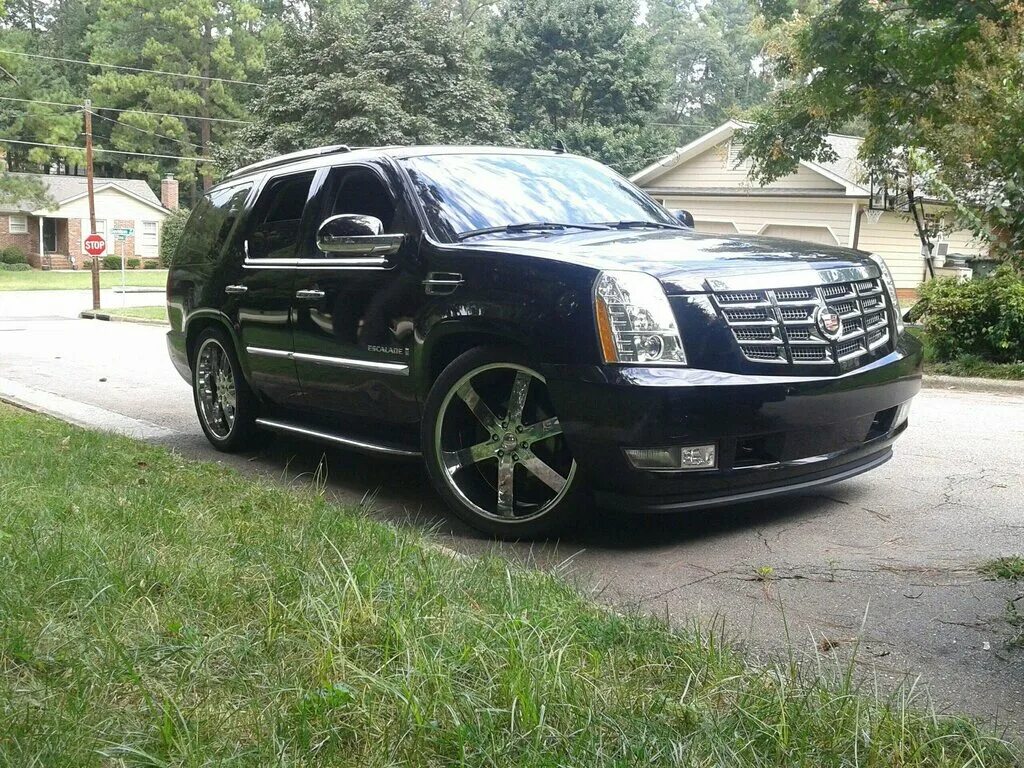 Порівнюємо Cadillac Escalade 2006 і Nissan Armada 2009