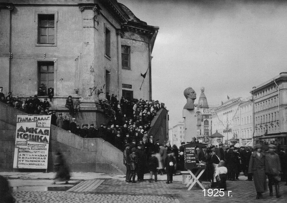1 мая 1920 субботник. Петроград в 1920 г. Петербург 1917. Петроград 1920 год сенная площадь. Площадь труда санкт-петербург.