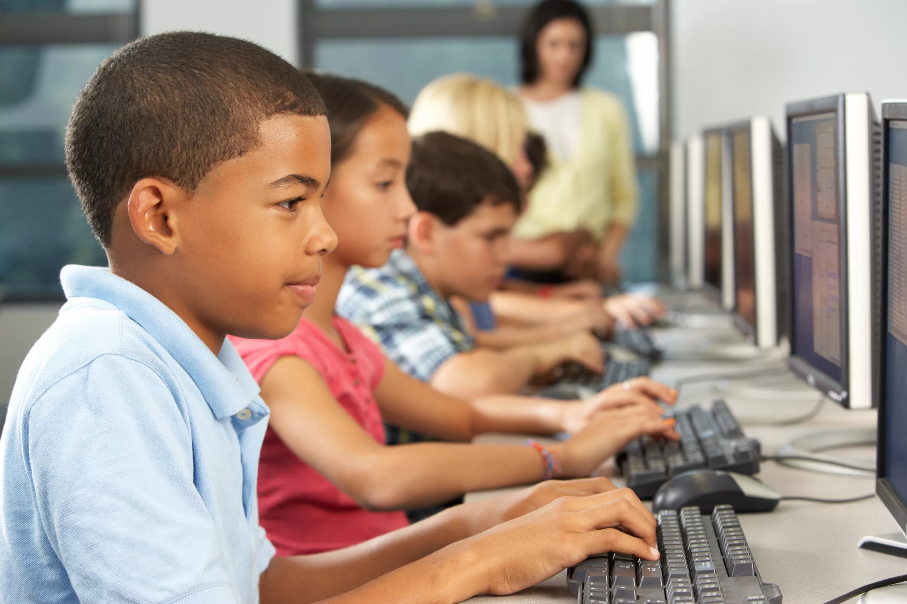 Информатика в 5 лет. Компьютер для детей. Ребенок за компьютером. Компьютер в школе. Дети за компьютером в классе.