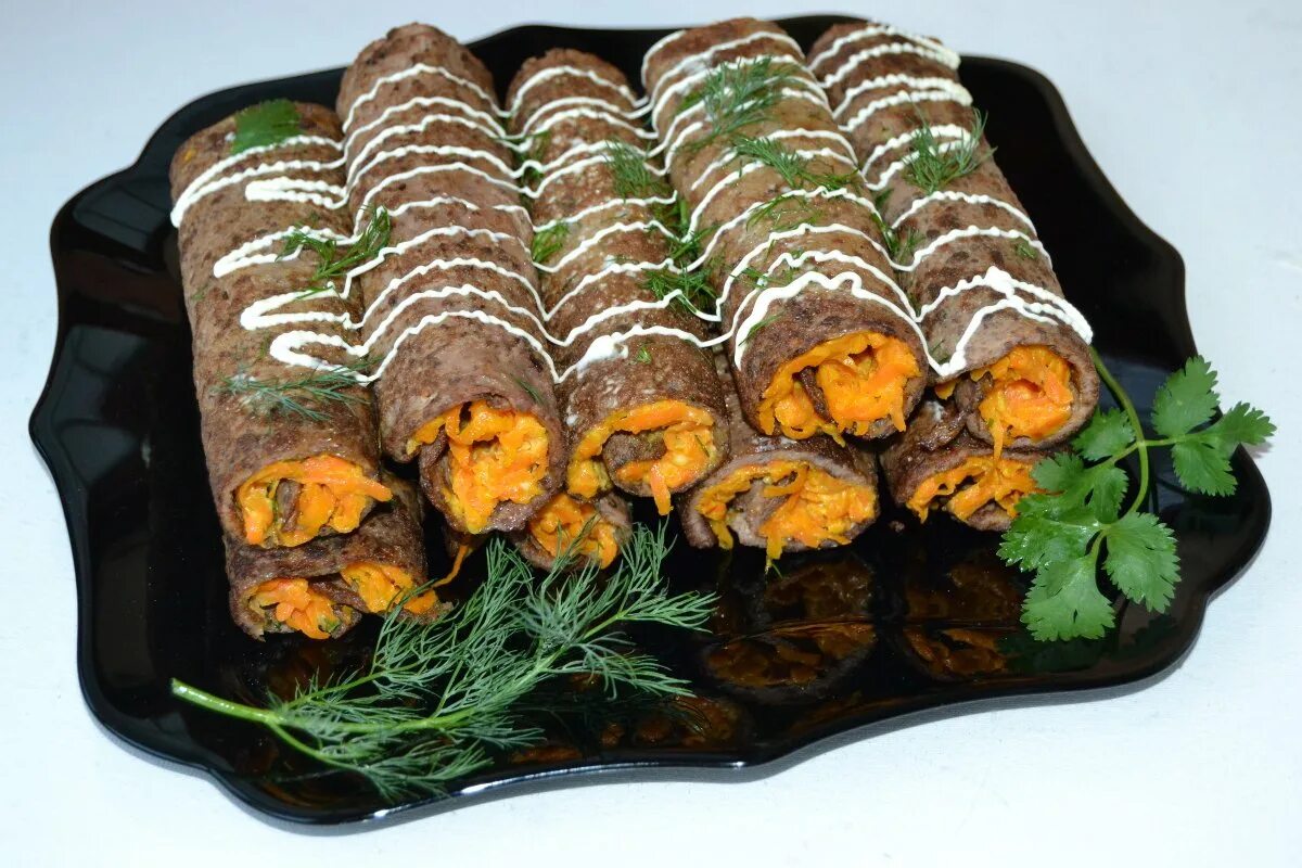 Куриные рулетики с куриной печенью. Печеночные рулетики. рулеты из печени с начинкой. печеночный рулет.