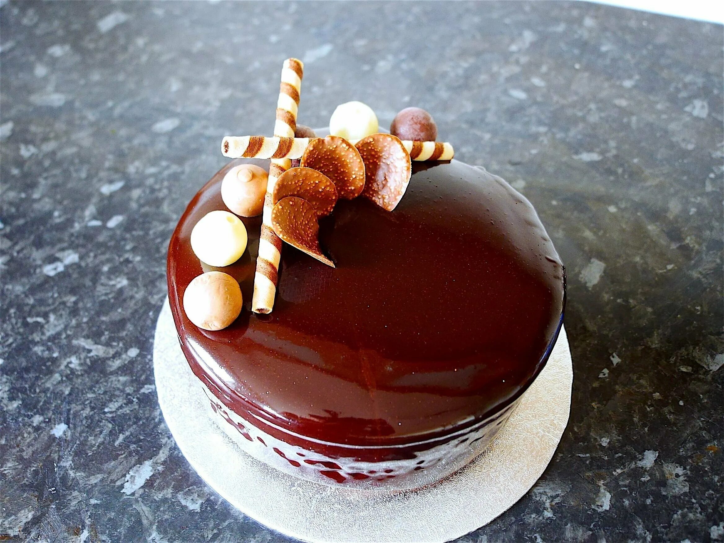 шоколадная зеркальная глазурь. шоколадный гляссаж. зеркальная шоколадная глазурь для покрытия. муссовый торт птичье молоко. глазурь зеркальная с какао.