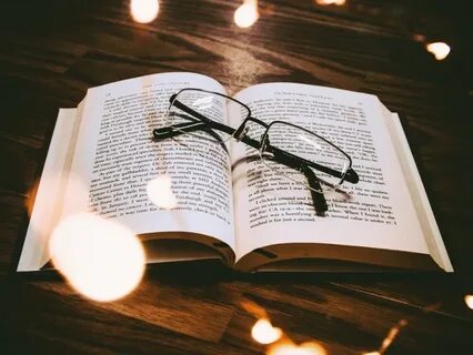 Книга на столе на английском