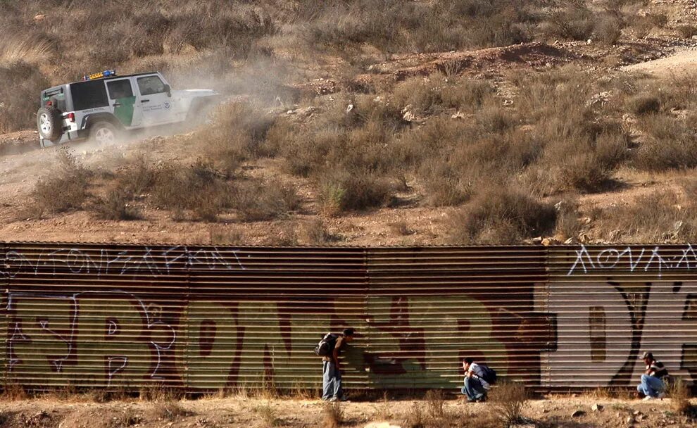 Гранитса мексика и америка. Граница мексики и сша. Пересечение государственной границы. Сша перешли границу. Сша перешли границу.