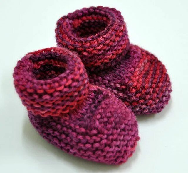 Пинетки. Простые пинетки на двух. Простые пинетки на двух. Детские пинетки на двух спицах. Простые пинетки на двух.