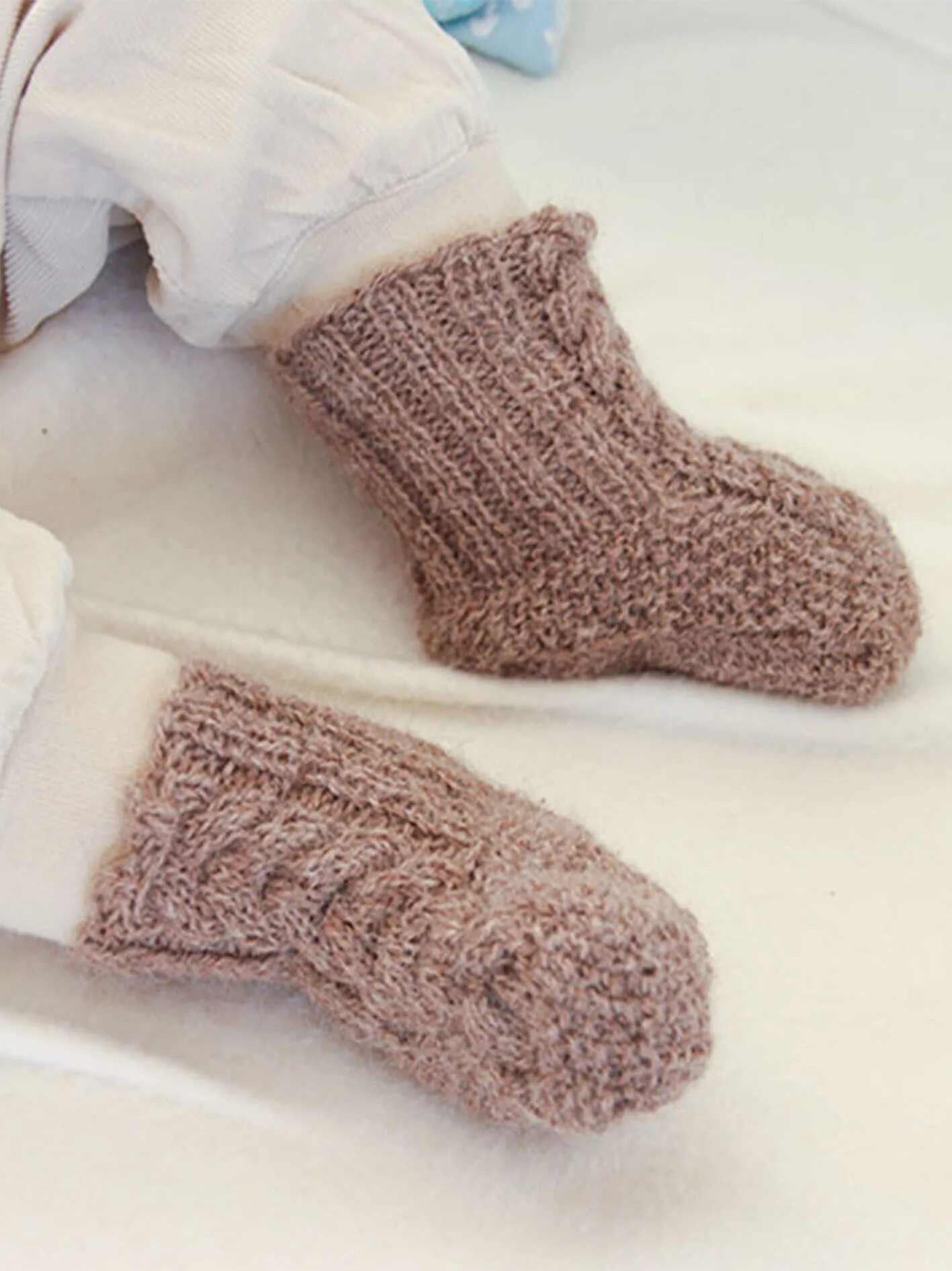 Носочки 6 месяцев. Детские носочки Дропс. Детские носочки спицами Дропс. Носочки для новорожденных спицами. Носки для новорожденных спицами.