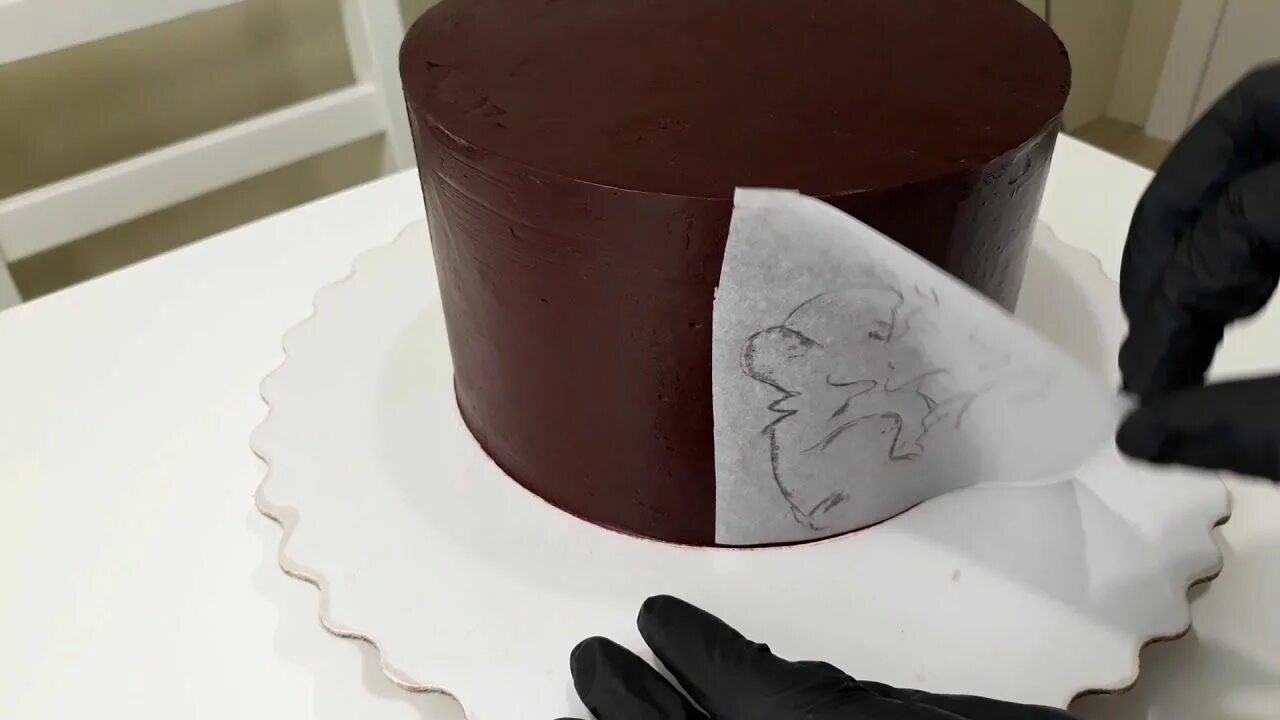 Покрытие торта белым шоколадом. Ганаш для торта. Покрытие торта ганашем. Торт покрытый ганашем. Торт покрытый шоколадом.