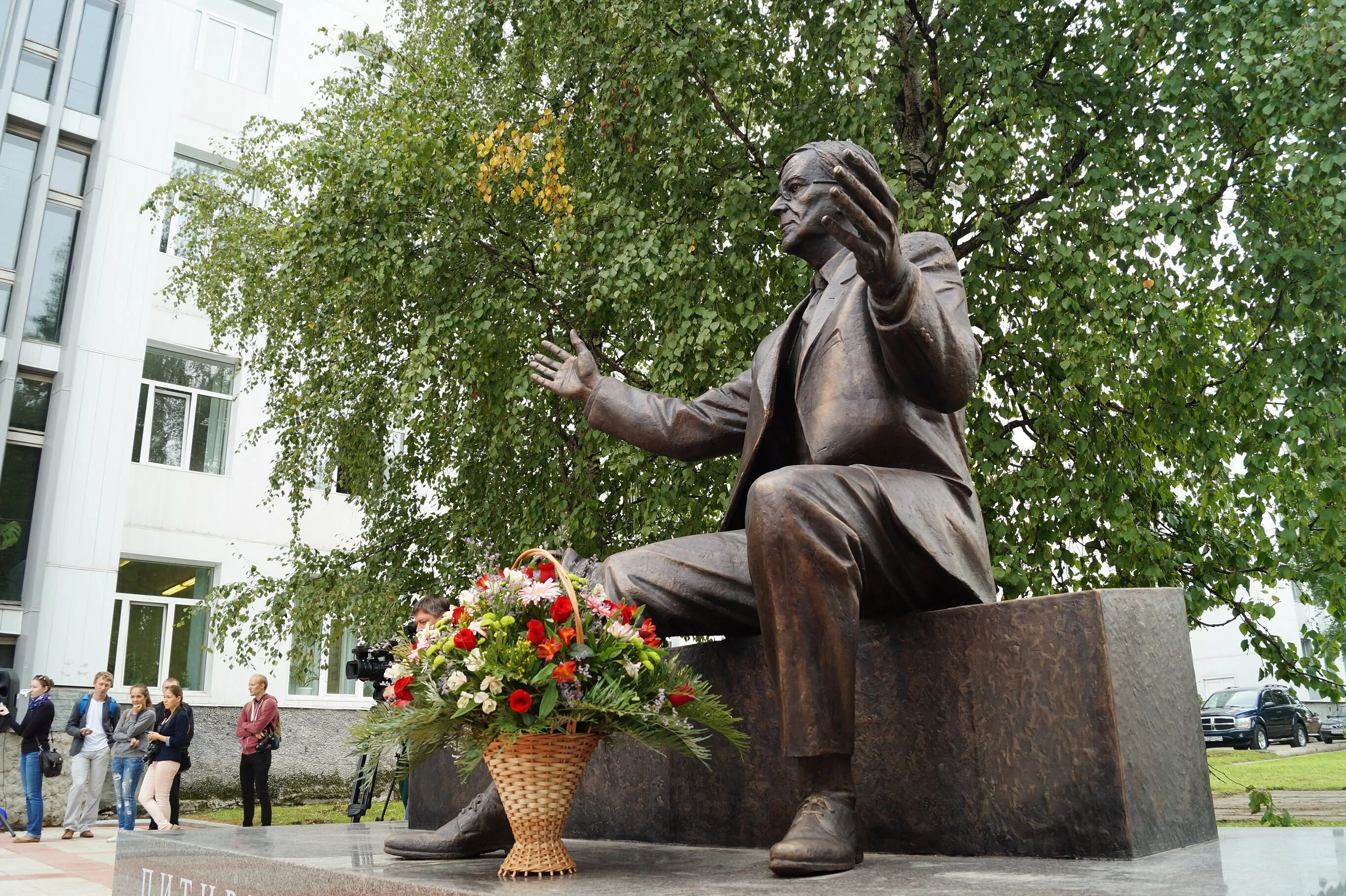 Сыктывкар достопримечательности города. Памятники сыктывкара. памятники г сыктывкара. памятник питириму сорокину в сыктывкаре.