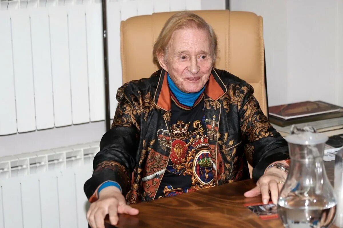"Ушел еще один гений, которого никто не заменит". Коллеги о Романе Виктюке - ТАС