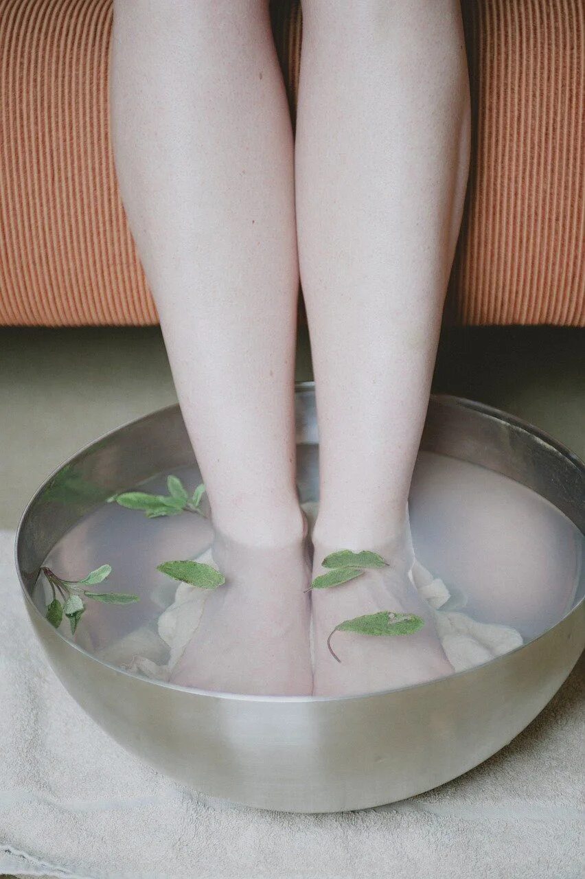 При подагре делают ванночки. Травяные ванночки для ног. Травяная ванна для ног. Горячие ванночки для ног.