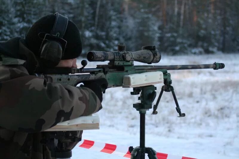 Правильная стойка для стрельбы из пневматической винтовки. Обж стрельба из пневматической винтовки. Упор для стрельбы из карабина. Нас стреляют в упор из винтовок. Снайперский дробовик.