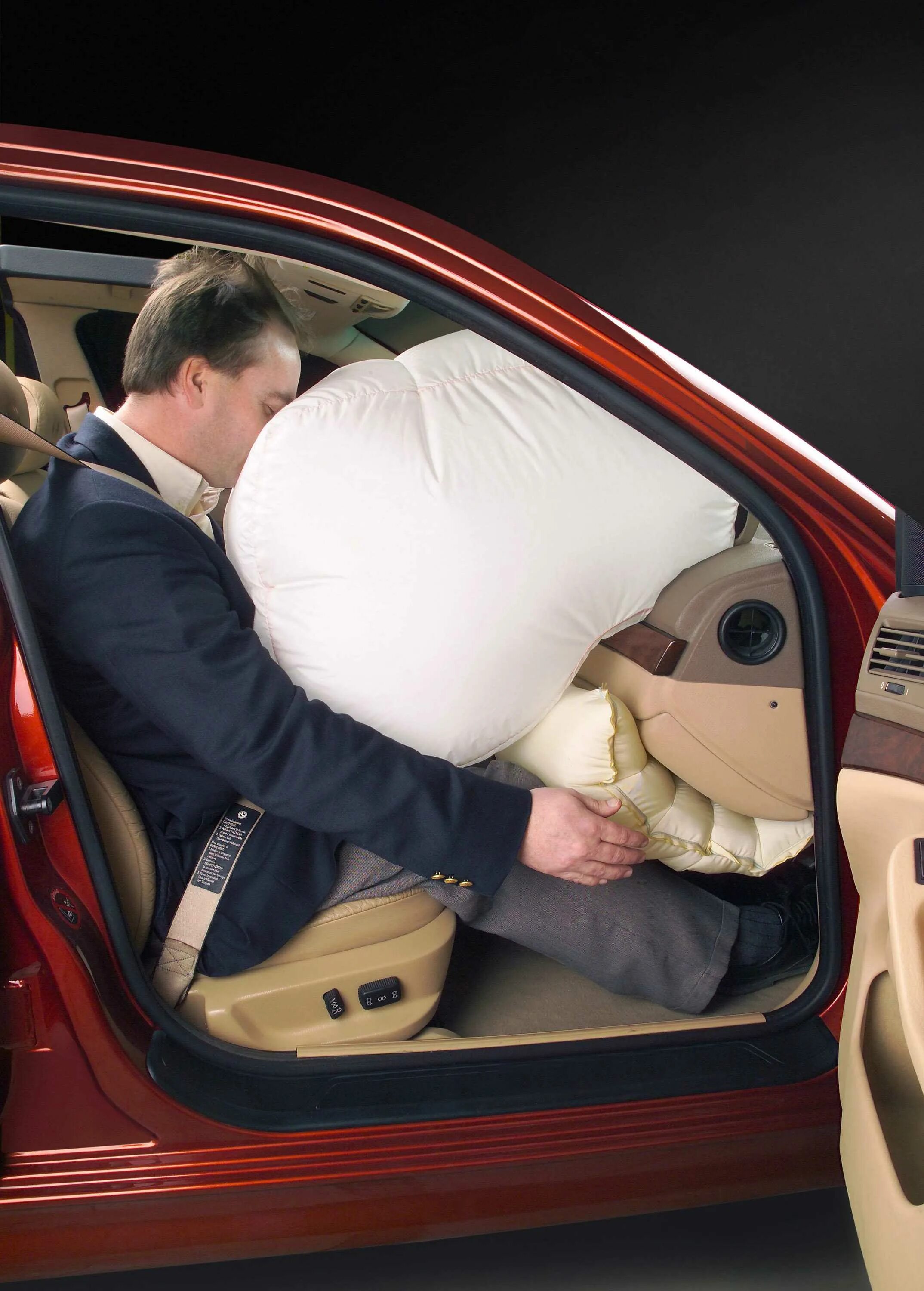 Подушка безопасности. Сработавшая подушка безопасности. Автомобильная подушка безопасности. Airbag подушки безопасности.
