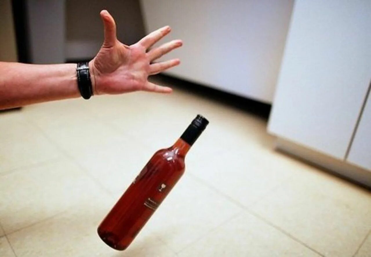 Разбитая бутылка розочка. Разбитая бутылка. Разбить бутылку. Розочка бутылка. Разбитая бутылка вина в магазине.