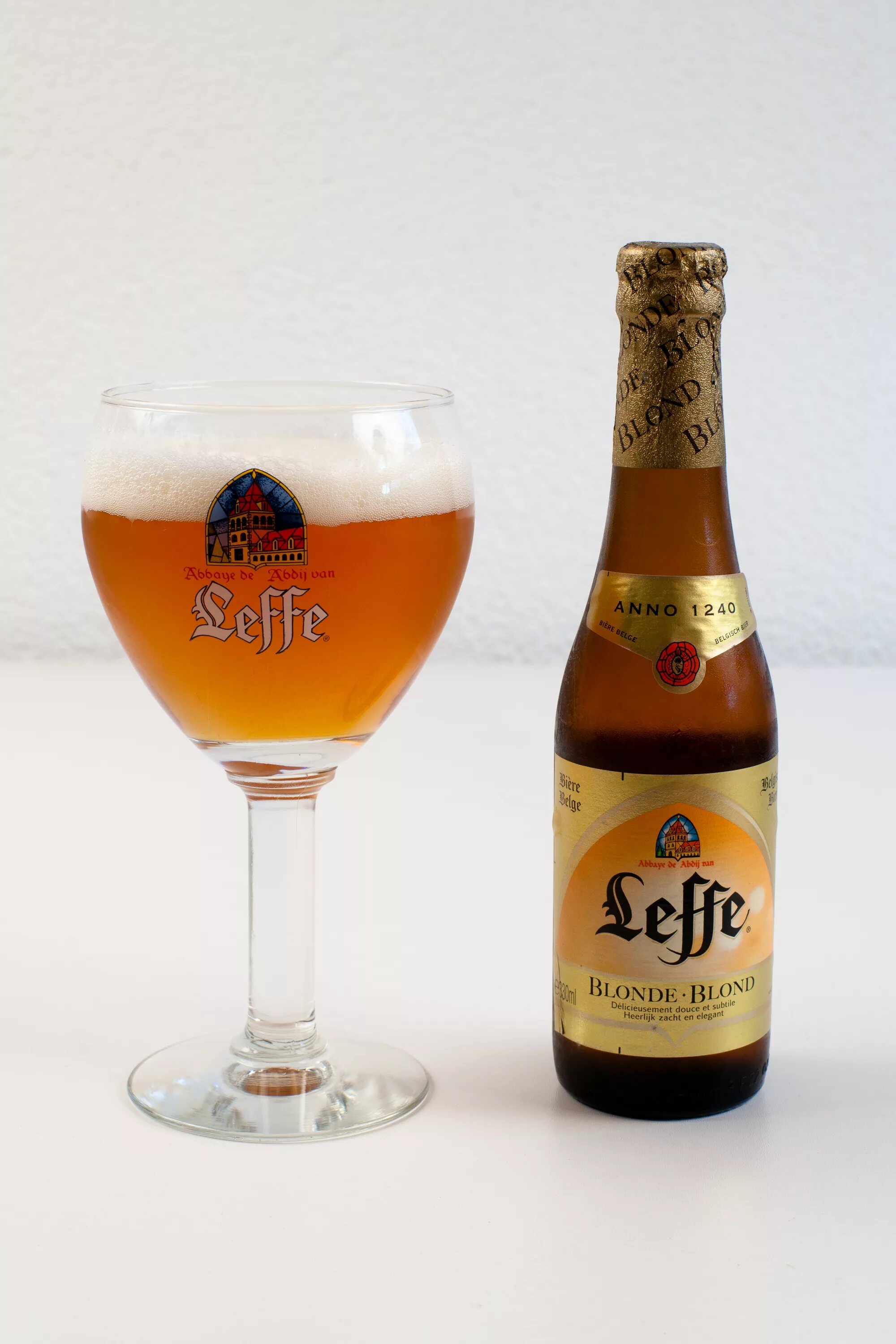 Leffe blonde. Бельгийское пиво Леффе. Бельгийское пиво Leffe. Бельгийское пиво Leffe blonde. Пиво Леффе блонд.