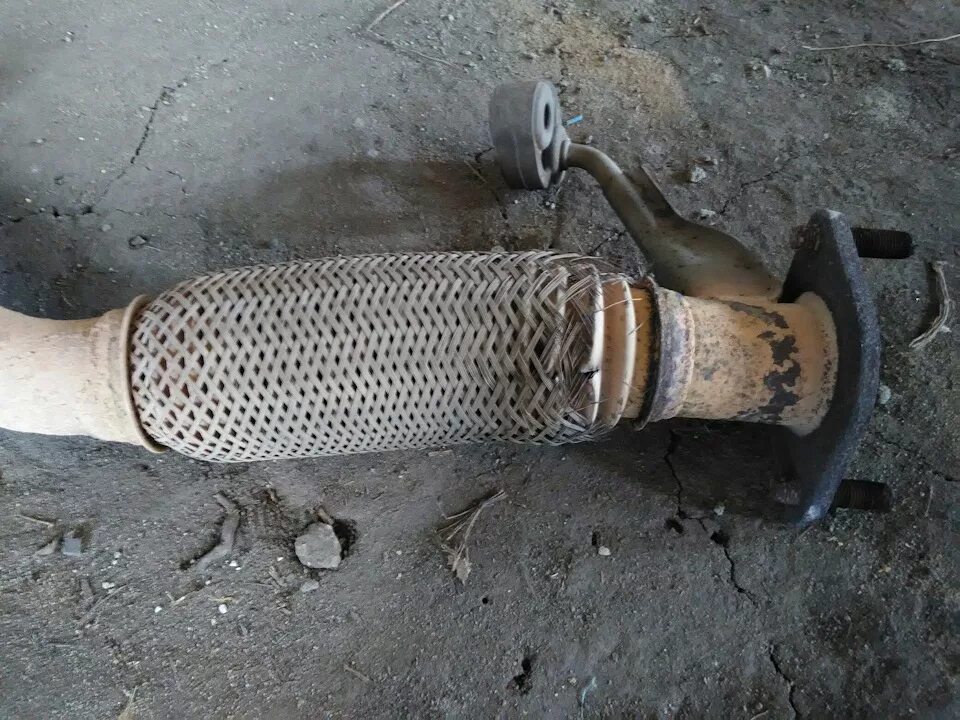 Гофра глушителя солярис 1. Kia rio 2 гофра глушителя. Гофра глушителя kia rio 3. Замена гофры глушителя киа пиканто 2012. Гофра глушителя kia rio.