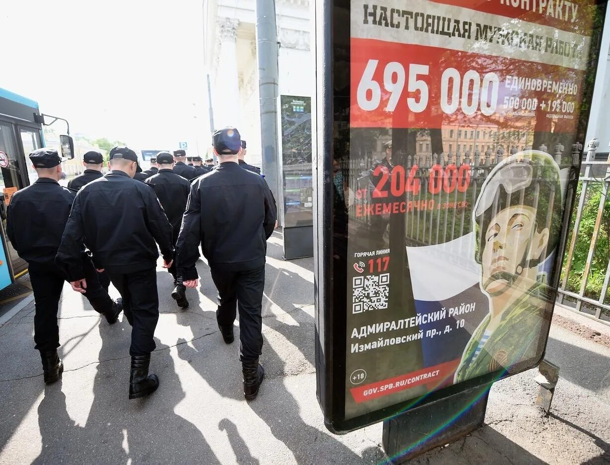 Подписать контракт в питере. Реклама контрактной службы. реклама службы по контракту 2025. рекламные щиты в питере.