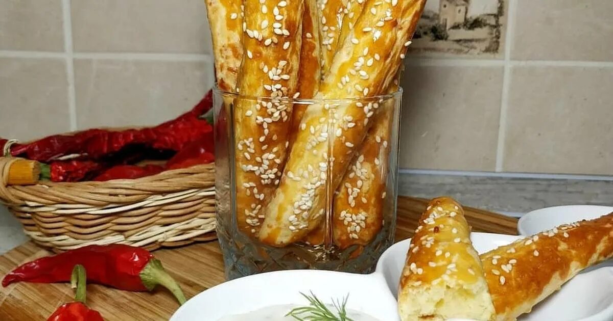 сырные палочки рецепт в духовке из теста. пп сырные палочки. сырные палочки слоеные. сырные палочки рецепт в духовке из теста. слоеные сырные палочки в духовке.