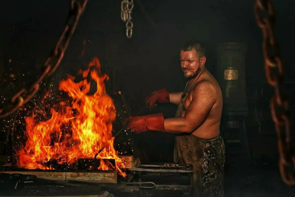 Красивый кузнец. Кузнец в кузнице. Огонь в кузнице.