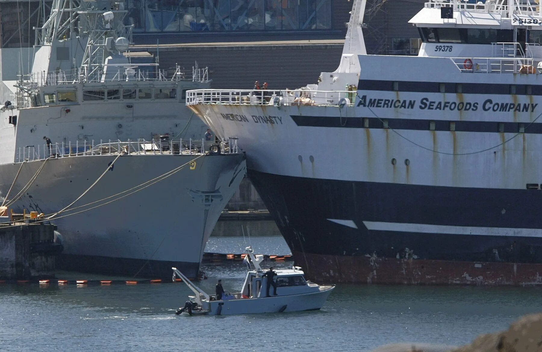 Судно лютога. Столкновение кораблей. Столкновение кораблей. Столкновение судов в море. Столкновение судов в море.